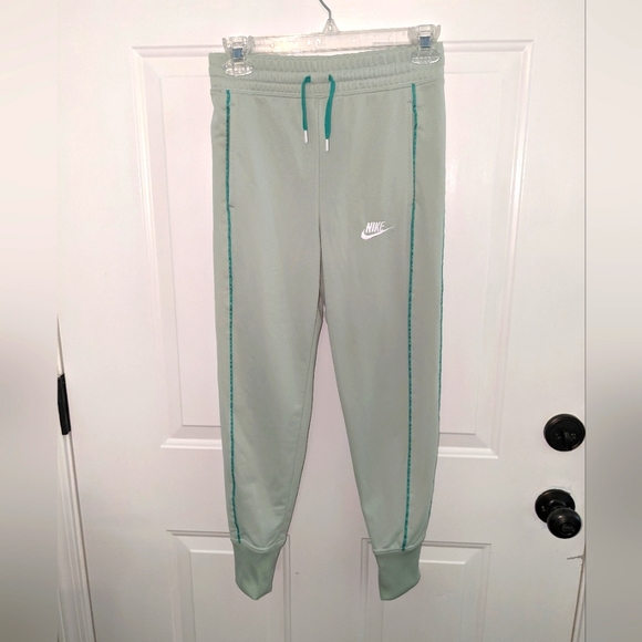 Nike joggers light green Ladies Medium. Pull on. Elastic waist. - Picture 1 of 10
